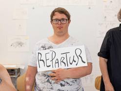 Das Bild zeigt einen Teilnehmer des Reparatur-Workshops
