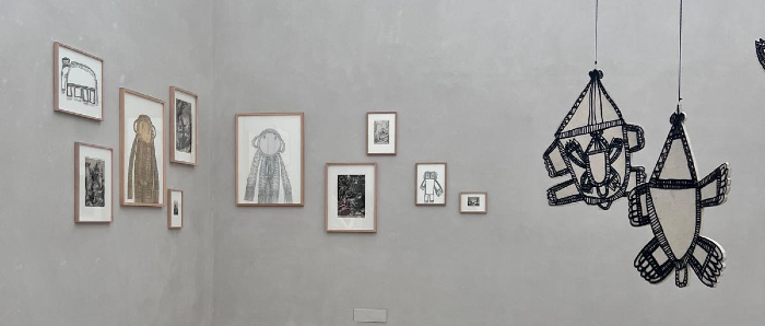 Bilder auf grauer Wand